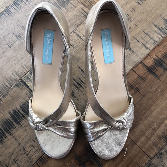 NWOT Betsy Johnson Gold Knot Heels - Picture 3 of 5